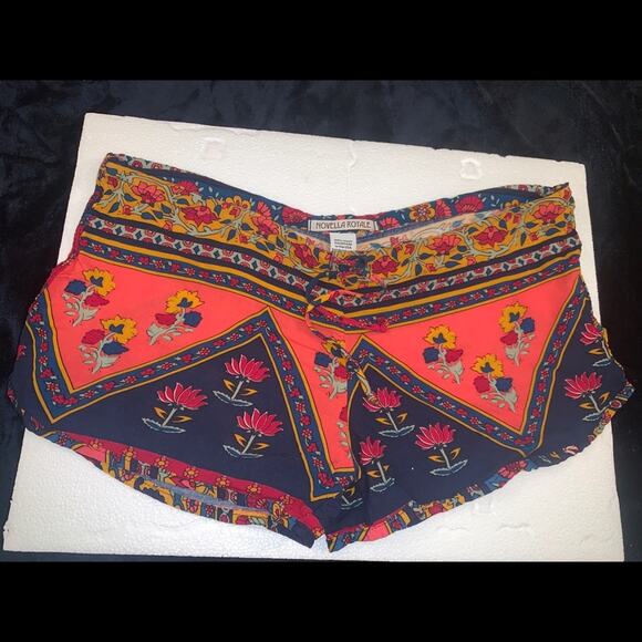 NOVELLA ROYALE SHORTS HOT PANTS XS GREAT COLORS BOHO PRINT! - Picture 1 of 5